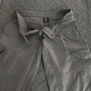 Kuhl hiking pants size 4 Reg. Draw string waist. Lots of pockets!